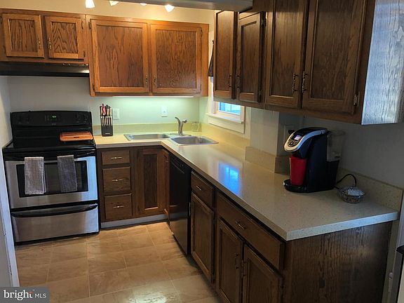 5th image of 835 W King St