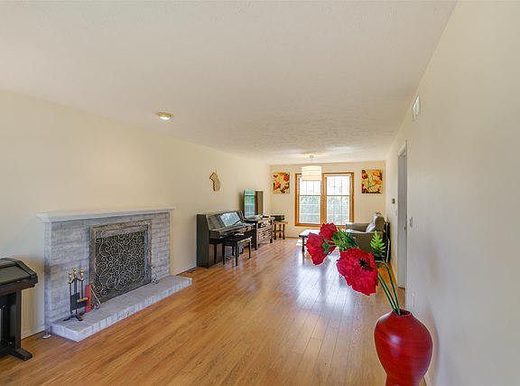 3rd image of 2210 Parker Ave