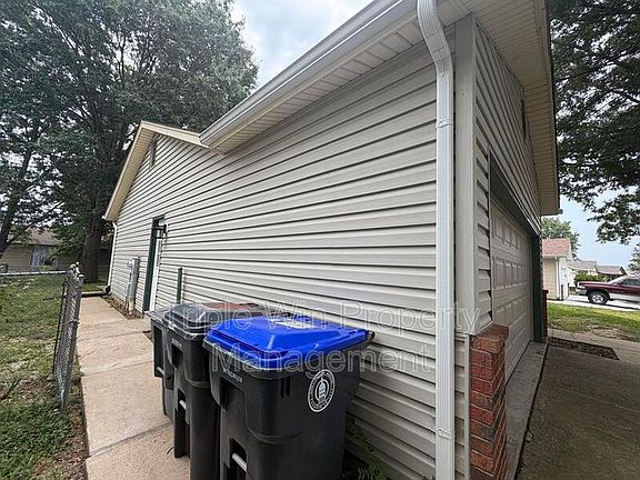3rd image of 1688 Knightwood Ln