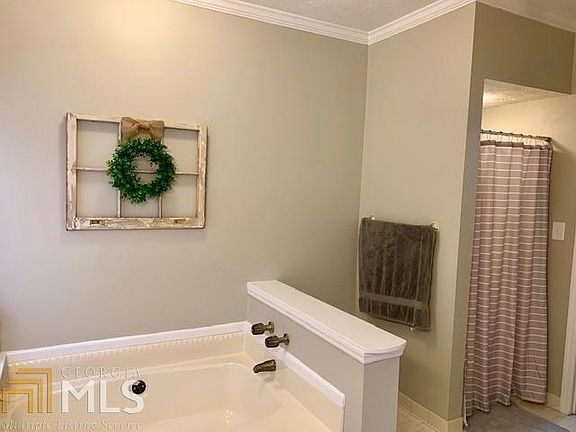 4th image of 105 Maddoxwoods Dr