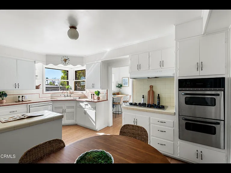 1563 Valencia Ave — Photo 6