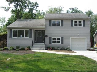 47 Bengeyfield Dr, Williston Park, NY 11596