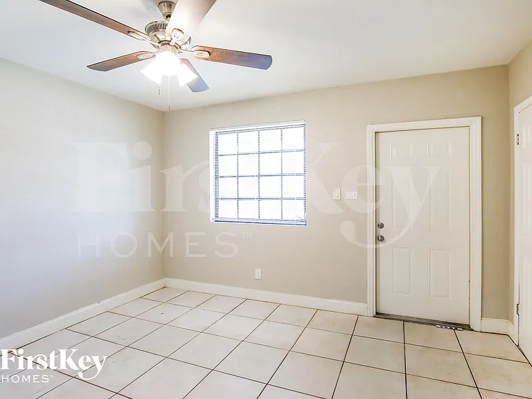 1121 NW 23rd Ter — Photo 5