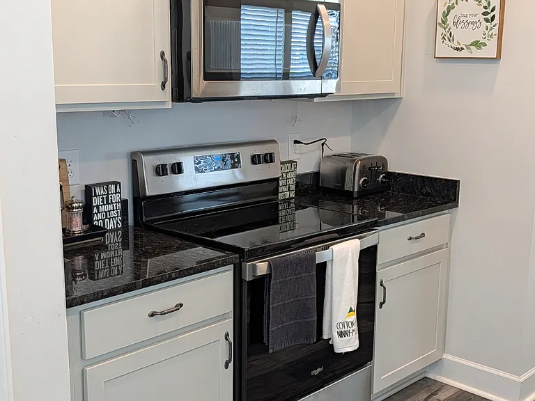 531 Farmstead Ln — Photo 4
