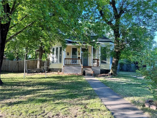 615 W Cherry St, Nevada, MO 64772
