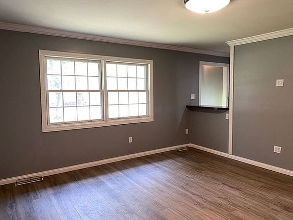4th image of 104 W Benton St