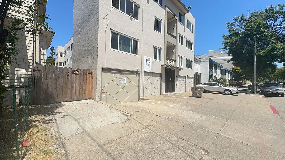 Building Photo - 450 28th St