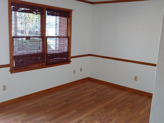 4th image of 110 Haverstraw Ct