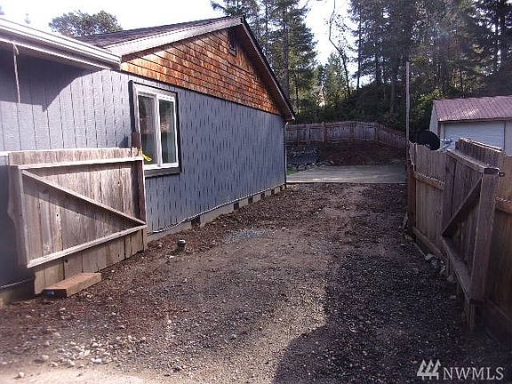 3rd image of 880 E Trails End Dr