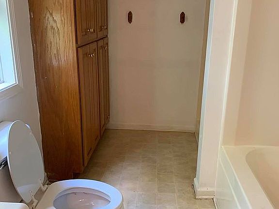 Master Bath (Tub&Shower)