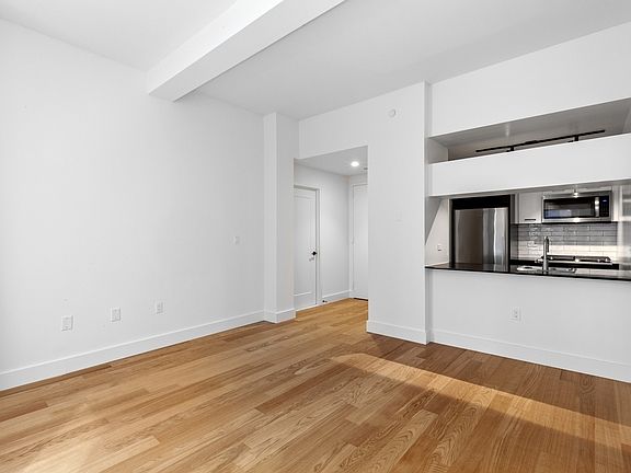 3rd image of 67 Wall St APT 3I
