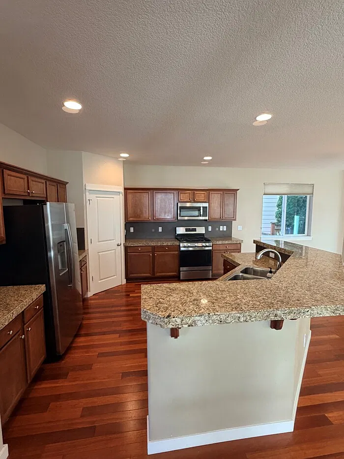 5 bed, 3.0 bath, 3252 sqft, $3,995 — Photo 3