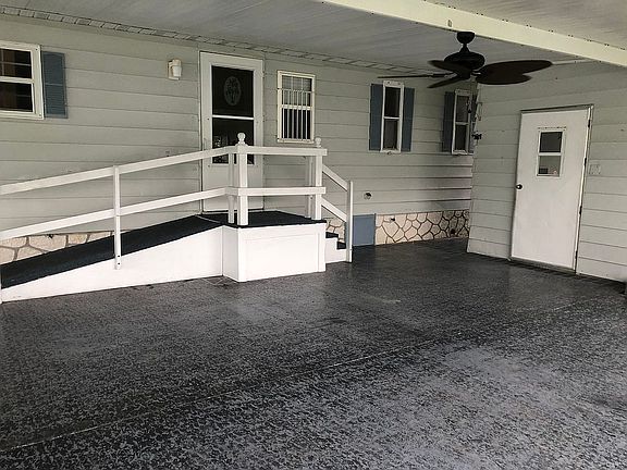 Screened in porch