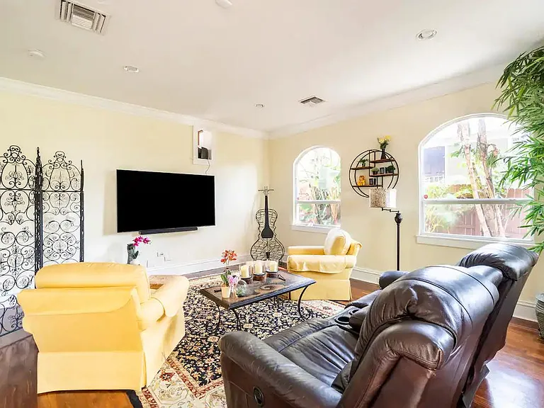 940 39th Ct — Photo 29