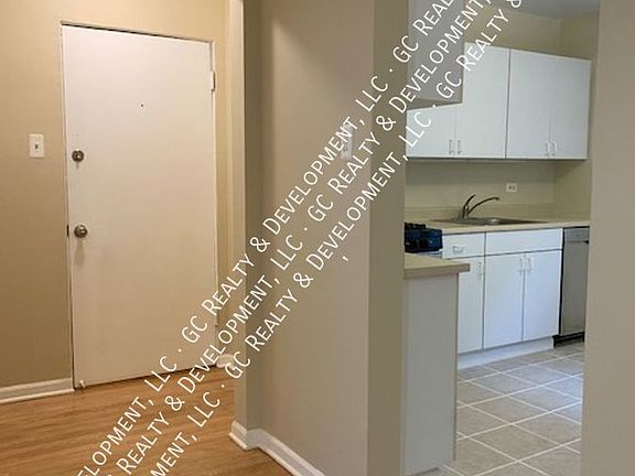 3rd image of 626 W Waveland Ave