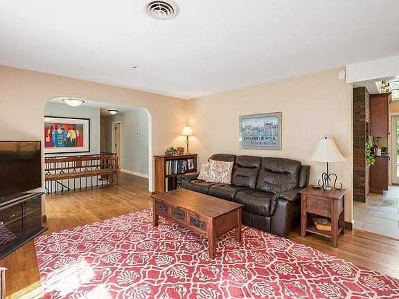 3rd image of 40 Parkwood Dr