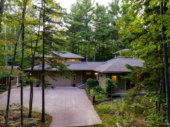 402 County Road 550 Rd, Marquette, MI 49855