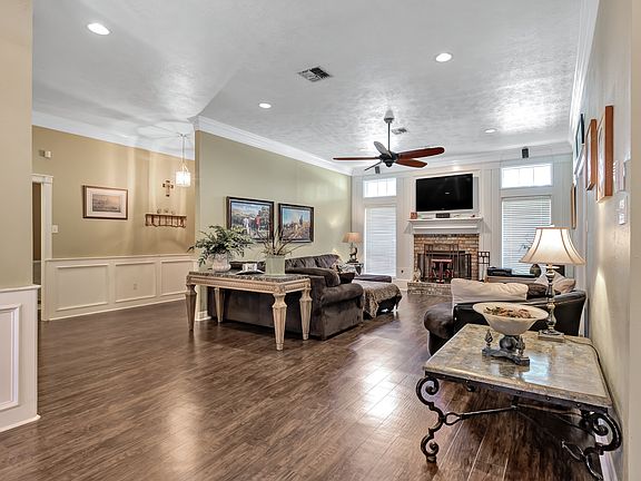 4th image of 1102 Oakhaven Cir