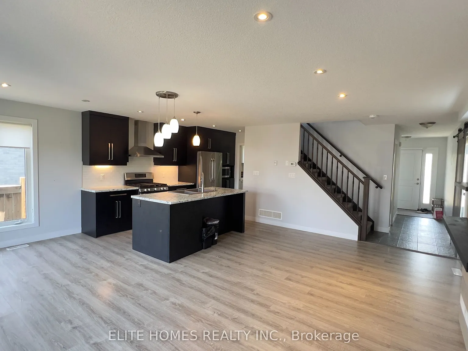 3 bed, $3,000 — Photo 2