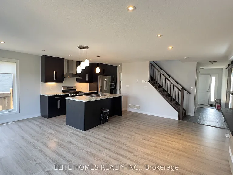 1942 Foxridge Cres — Photo 2