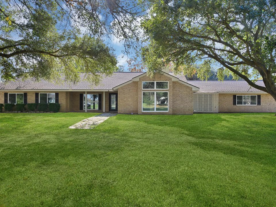 1st image of 413 Lakeview Cir