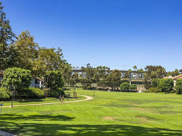 La Jolla Blue Apartments — Photo 21