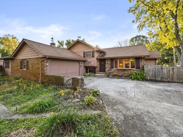 11S008 River Dr, Naperville, IL 60565