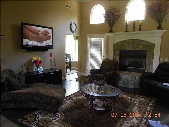 2nd image of 15 Hornby Ln