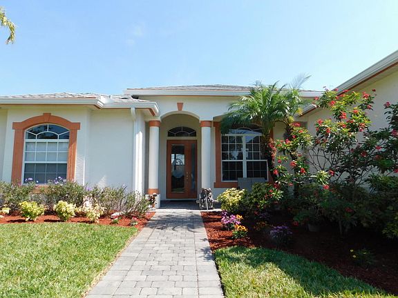 2nd image of 389 NE Gladiola Ave