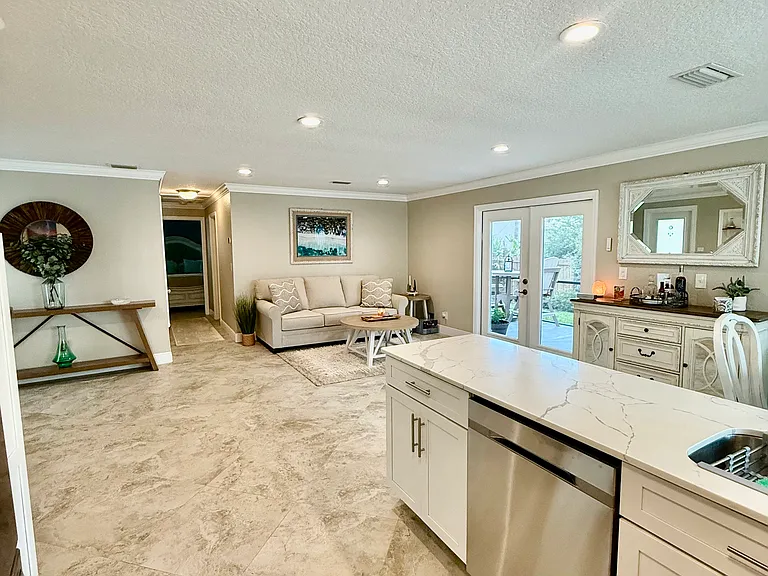 4181 Saxon Dr — Photo 6
