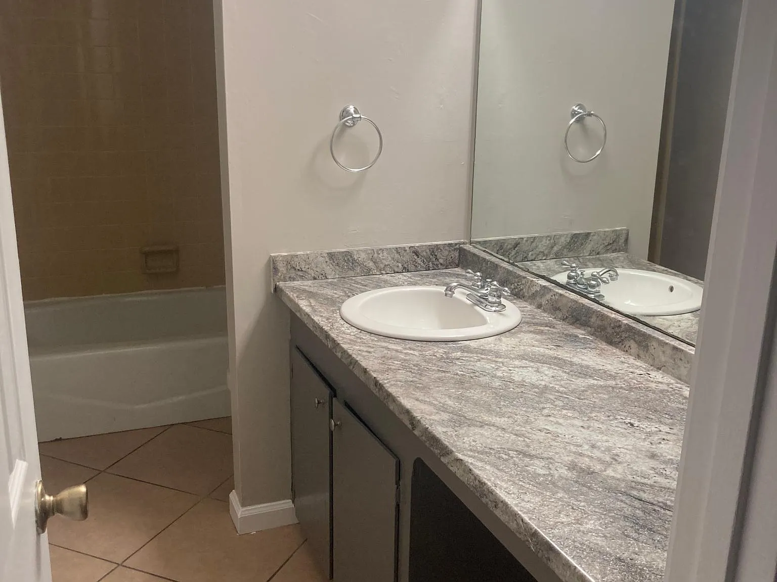 3 bed, 1160 sqft, $1,250 — Photo 1