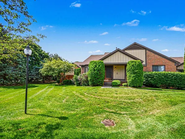 32 Meadow Wood Dr, Rochester, MI 48307