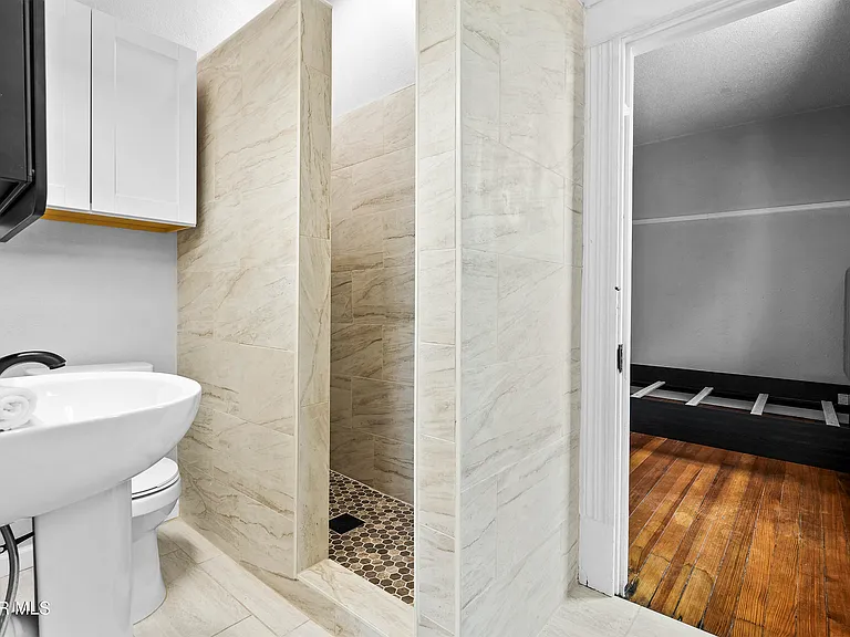 305 E River Ave — Photo 8