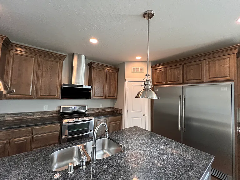 665 Hunter St — Photo 7