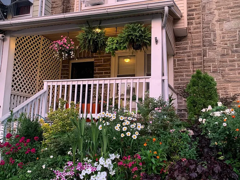 248 E Queen Ln — Photo 1