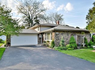 10864 Liberty Grove Dr, Willow Springs, IL 60480