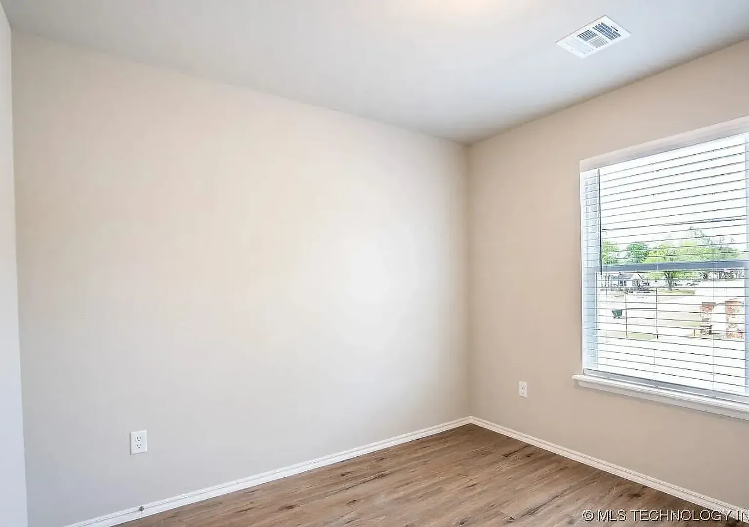 Stunning 3 bedroom Duplex in the heart of Sand Springs — Photo 4