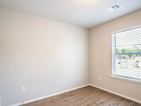 4th image of 518 W 2nd St