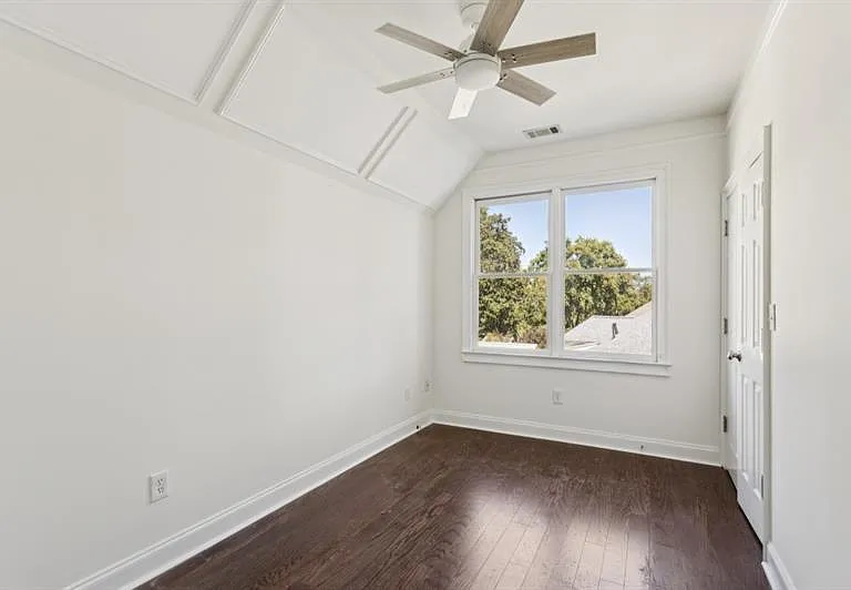 546 Highland Ave NE — Photo 26