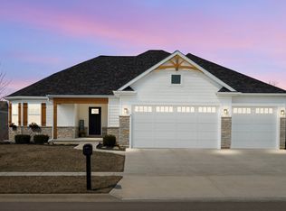 955 Hamilton Dr, Sycamore, IL 60178