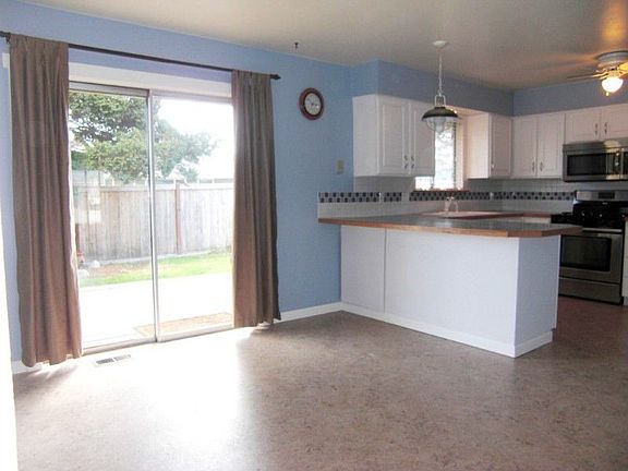 great size dining room just off kitchen