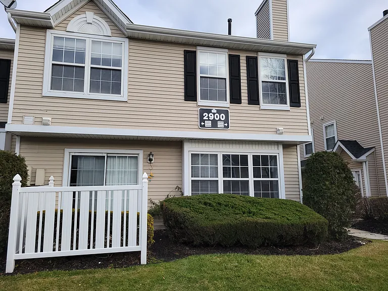 2904 Saxony Dr — Photo 1