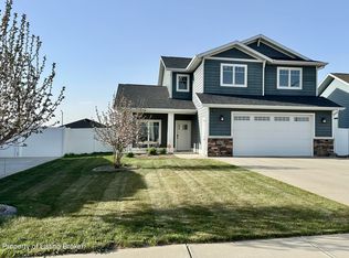 2413 Geyser Ct, Dickinson, ND 58601