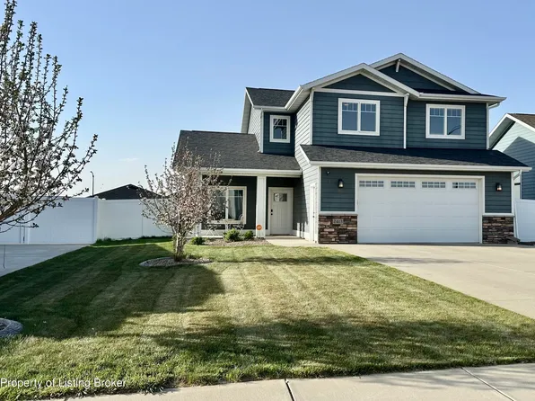 2413 Geyser Ct, Dickinson, ND 58601