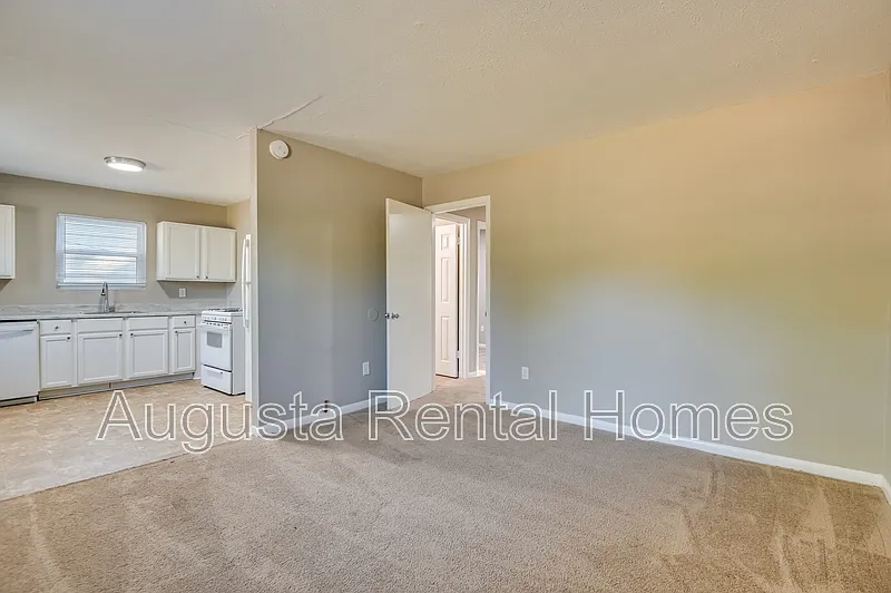 1 bed, 1.0 bath, 576 sqft, $895 — Photo 3
