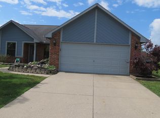 8698 Deer Hollow Dr, Huber Heights, OH 45424