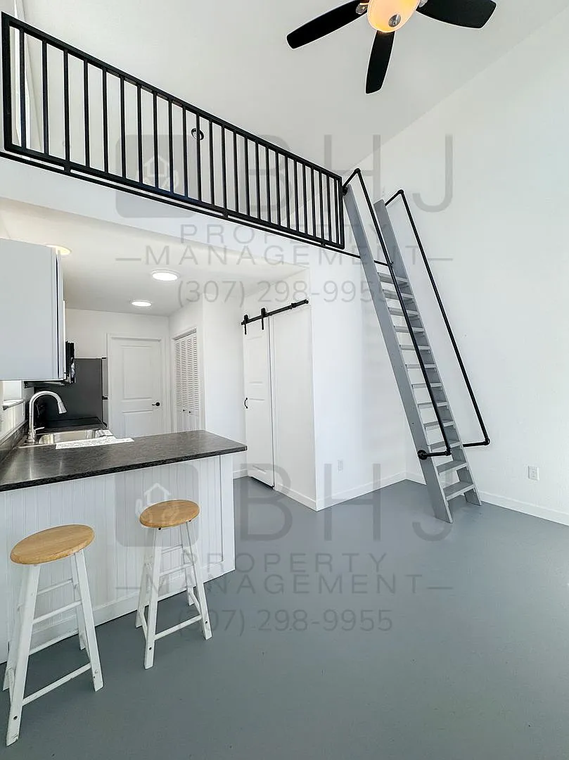 Dog Friendly, 1 Bed/ 1 Bath Single Family Home — Photo 2