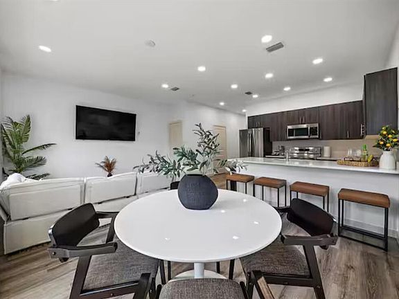 5th image of 1559 W 26th Court