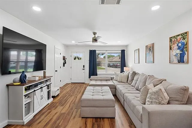 3 bed, 2.0 bath, 1508 sqft, $2,400 — Photo 3