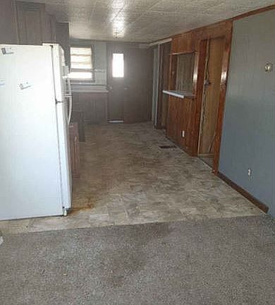 4th image of 220 W Avenue G